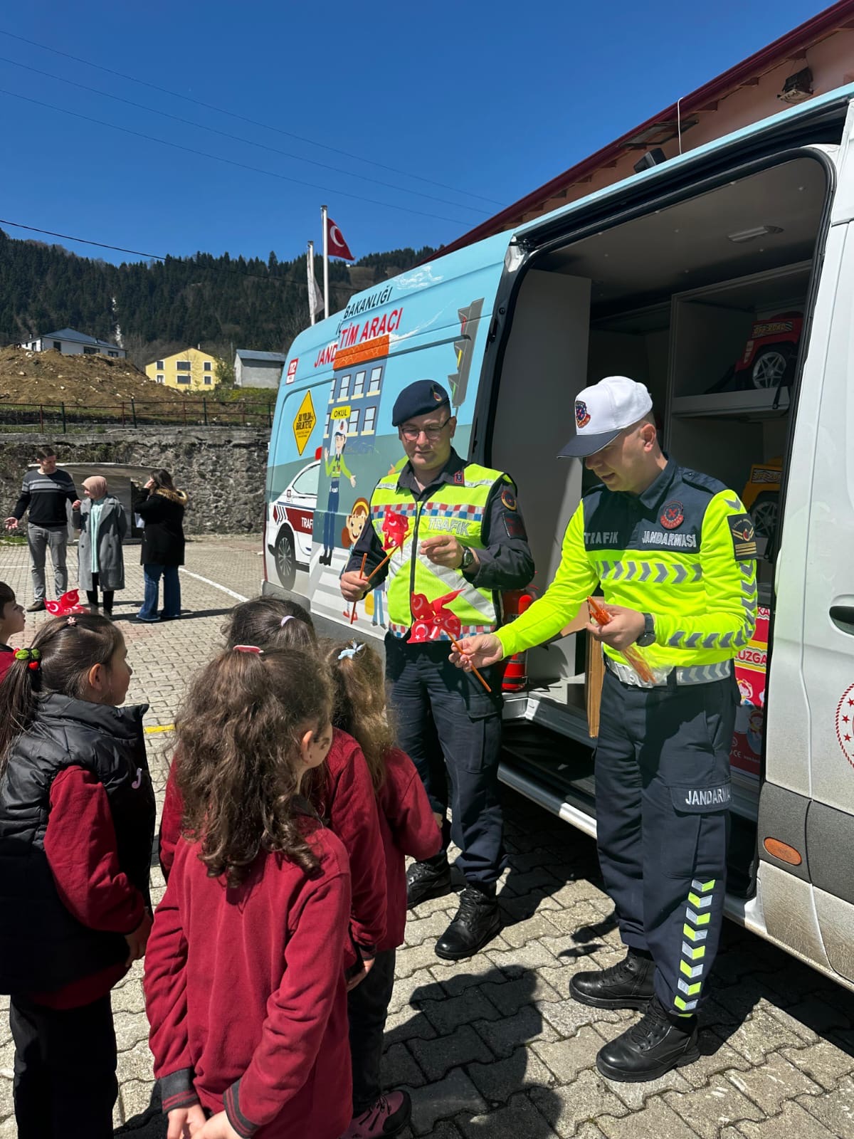 Düzköy İlçesi Çal İlkokulu Öğrencilerine 'Uygulamalı Trafik Güvenliği Eğitimi' Faaliyeti